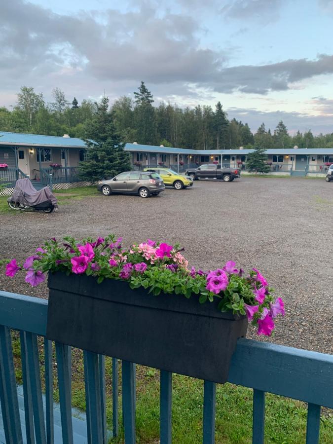 Motel De L'Anse Port-Daniel Екстер'єр фото