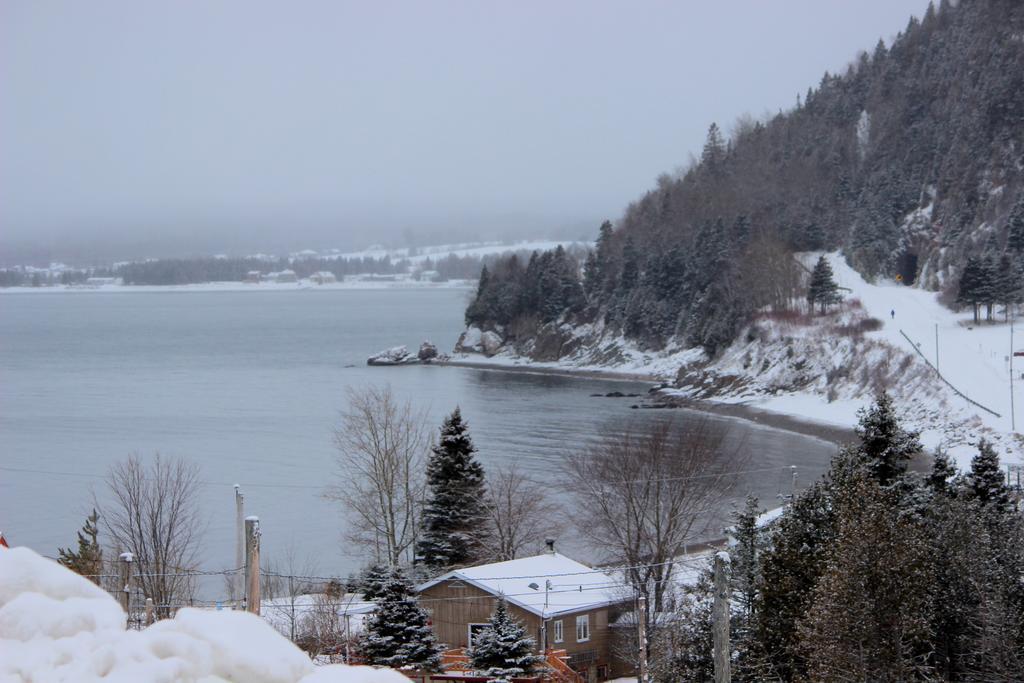 Motel De L'Anse Port-Daniel Екстер'єр фото