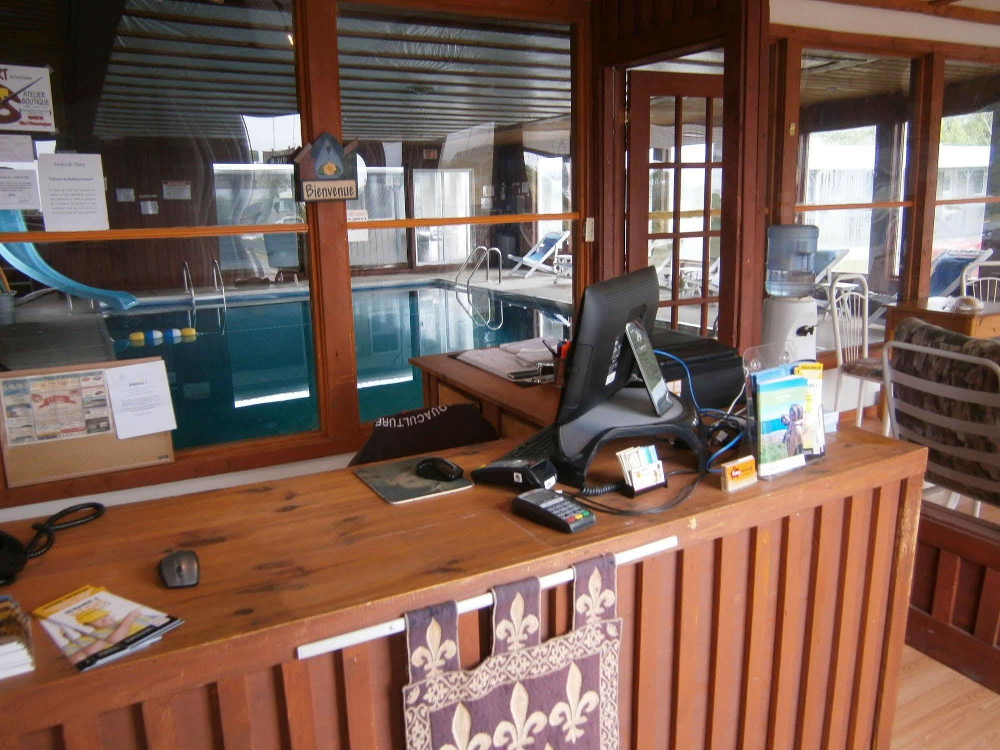 Motel De L'Anse Port-Daniel Екстер'єр фото